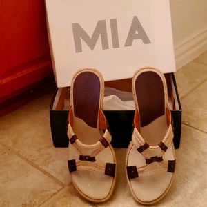 New in box Mia wedge sandal 9